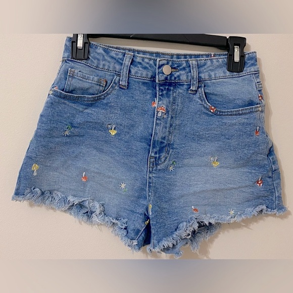 Tinseltown Mushroom Embroidered Frayed Denim Shorts Size 7 - Picture 4 of 13